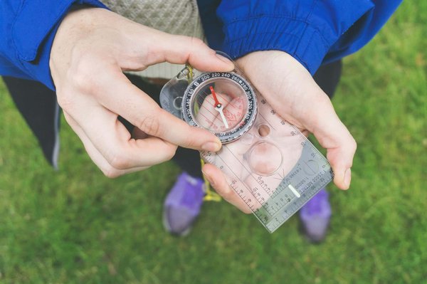 Comment choisir une croisière qui propose des randonnées pour découvrir les cascades du Vietnam?