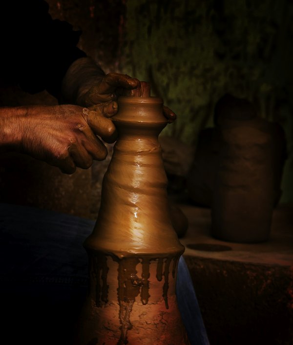 Comment découvrir les traditions de la poterie en Tunisie : ateliers et expériences locales ?